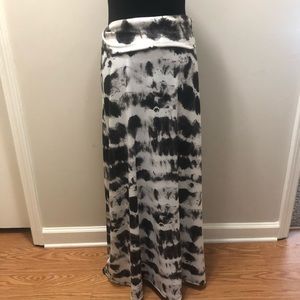 🔴 Black and white tie dye maxi skirt